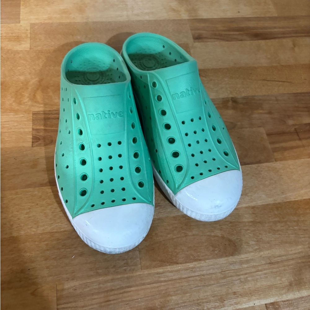 Native Kids Water Shoes - Mint Green and White size 13